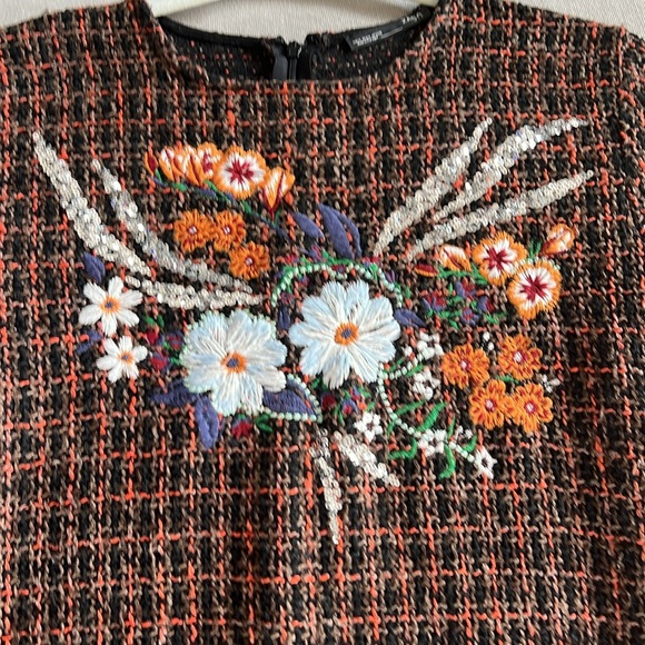 Zara Tweed Dress with floral embroidered design. Back zipped, midi knee - Picture 3 of 4